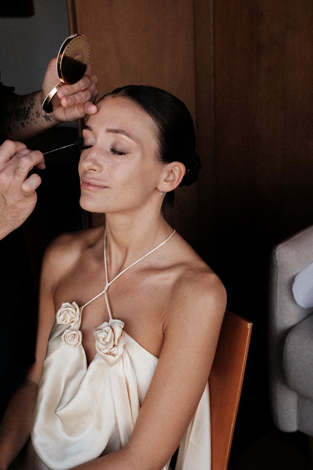 Camisón de seda y bata Ampi de Théoro en una boda de Vogue