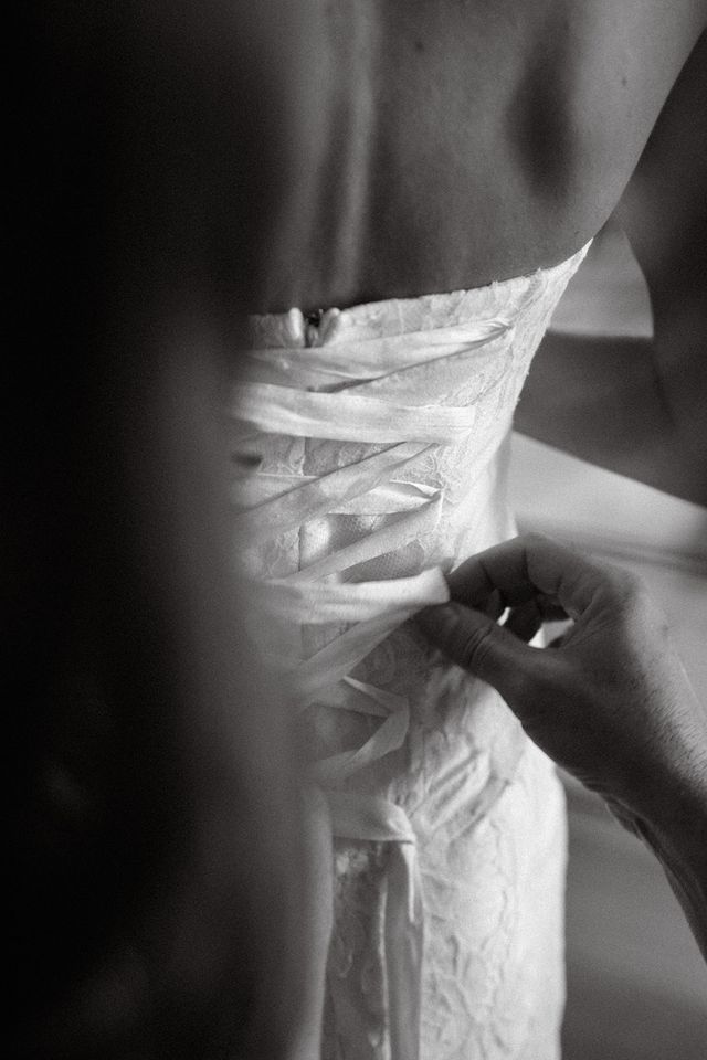 Vestido bustier de encaje francés de Théoro destacado en Vogue España