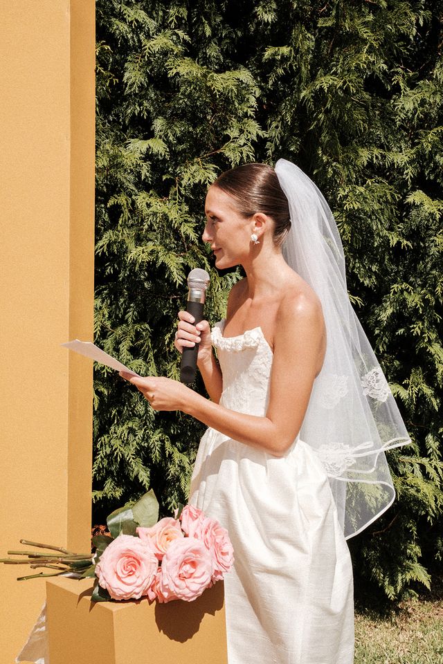 Vestido de novia desmontable de Théoro en seda shantung para Vogue España