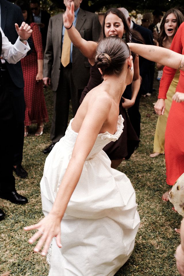 Diseño nupcial de culto de Théoro inspirado en Balenciaga y Grace Kelly en Pontevedra visto en Vogue