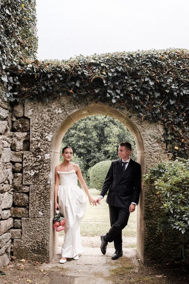 Diseño nupcial de culto de Théoro inspirado en Balenciaga y Grace Kelly en Pontevedra visto en Vogue