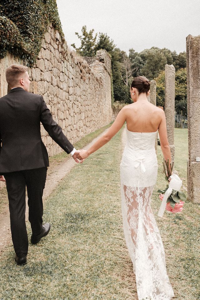 Vestido de novia desmontable de Théoro en encaje francés para Vogue España