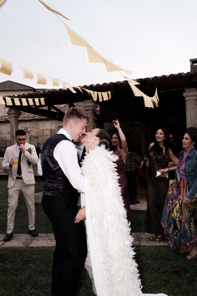Capa de plumas Royal de Théoro para el segundo look de novia visto en Vogue