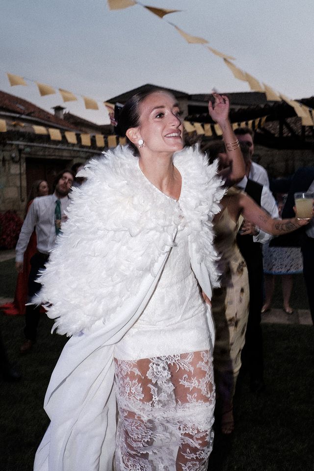 Capa de plumas Royal de Théoro para el segundo look de novia visto en Vogue