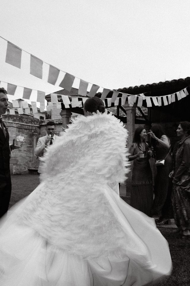 Capa de plumas Royal de Théoro para el segundo look de novia visto en Vogue