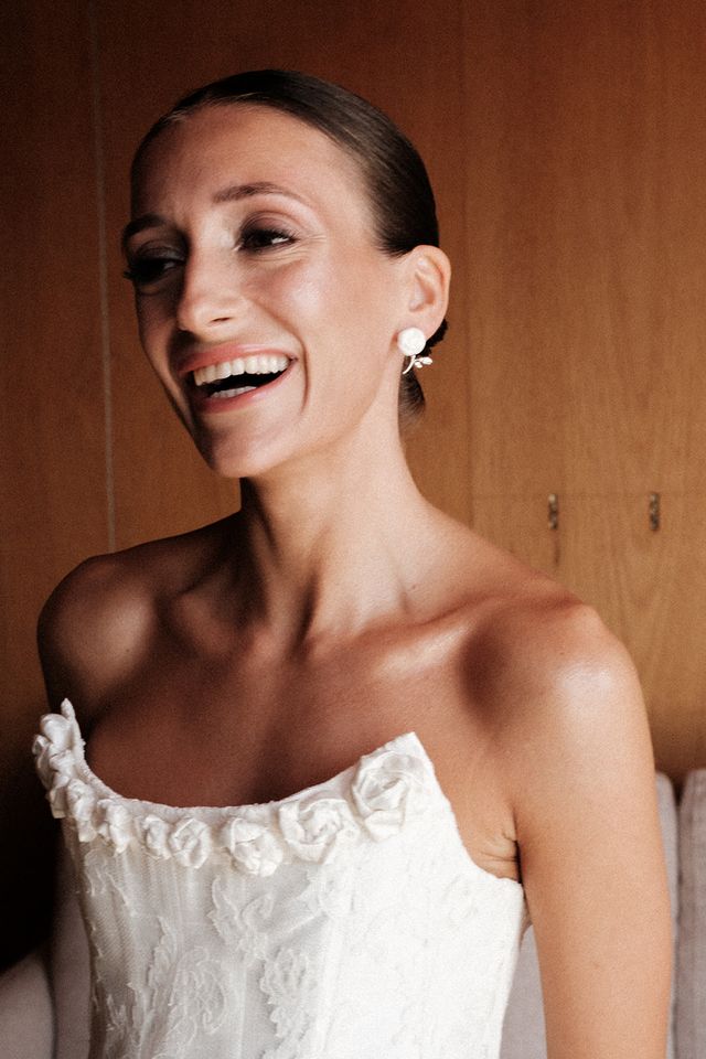 Vestido de novia desmontable de Théoro en seda shantung para Vogue España