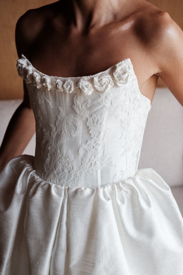 Vestido de novia desmontable de Théoro en seda shantung para Vogue España