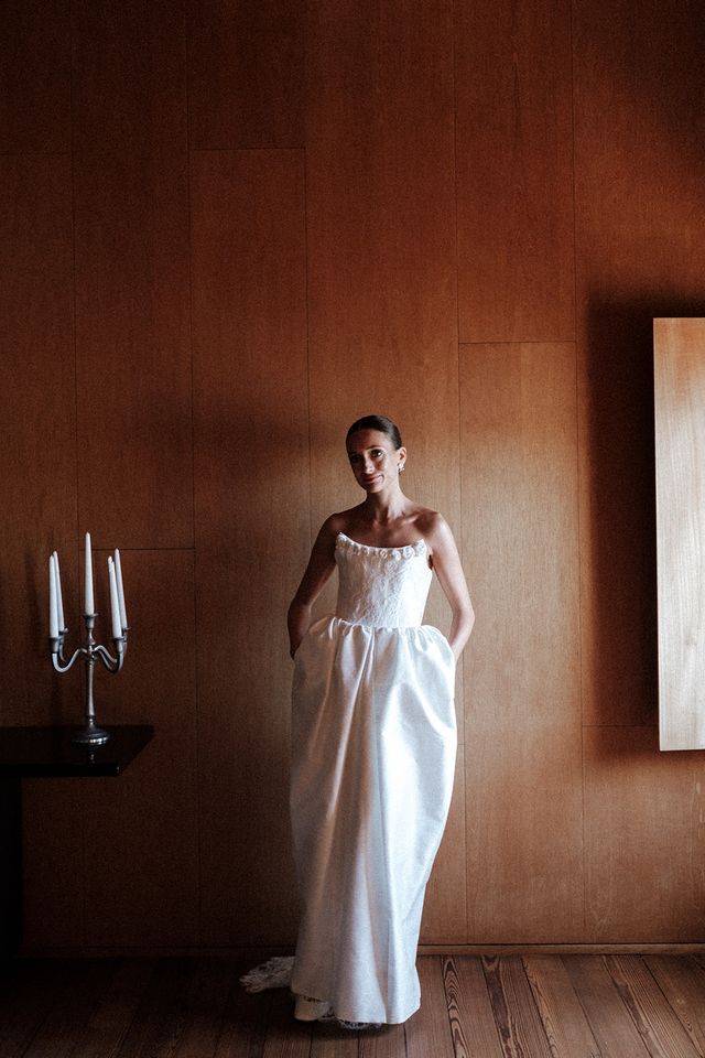 Vestido de novia desmontable de Théoro en seda shantung para Vogue España