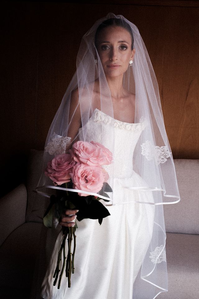 Diseño nupcial de culto de Théoro inspirado en Balenciaga y Grace Kelly en Pontevedra visto en Vogue