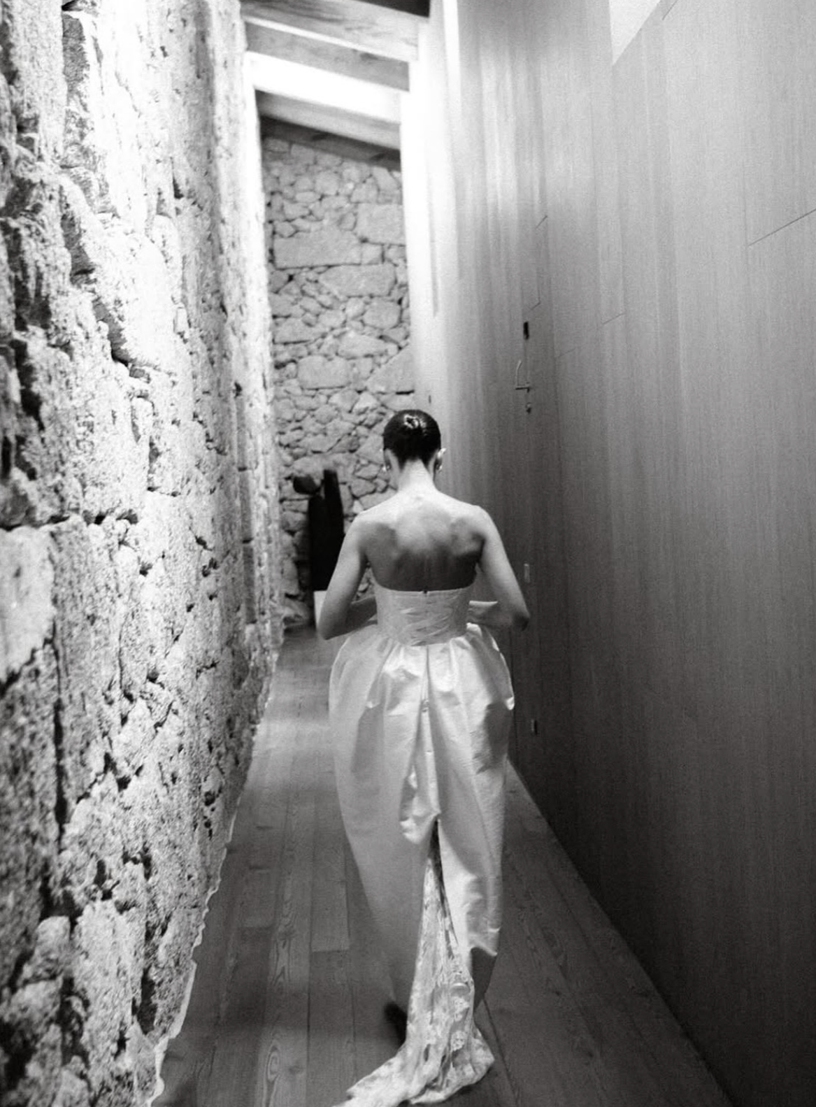 Diseño nupcial de culto de Théoro inspirado en Balenciaga y Grace Kelly en Pontevedra visto en Vogue