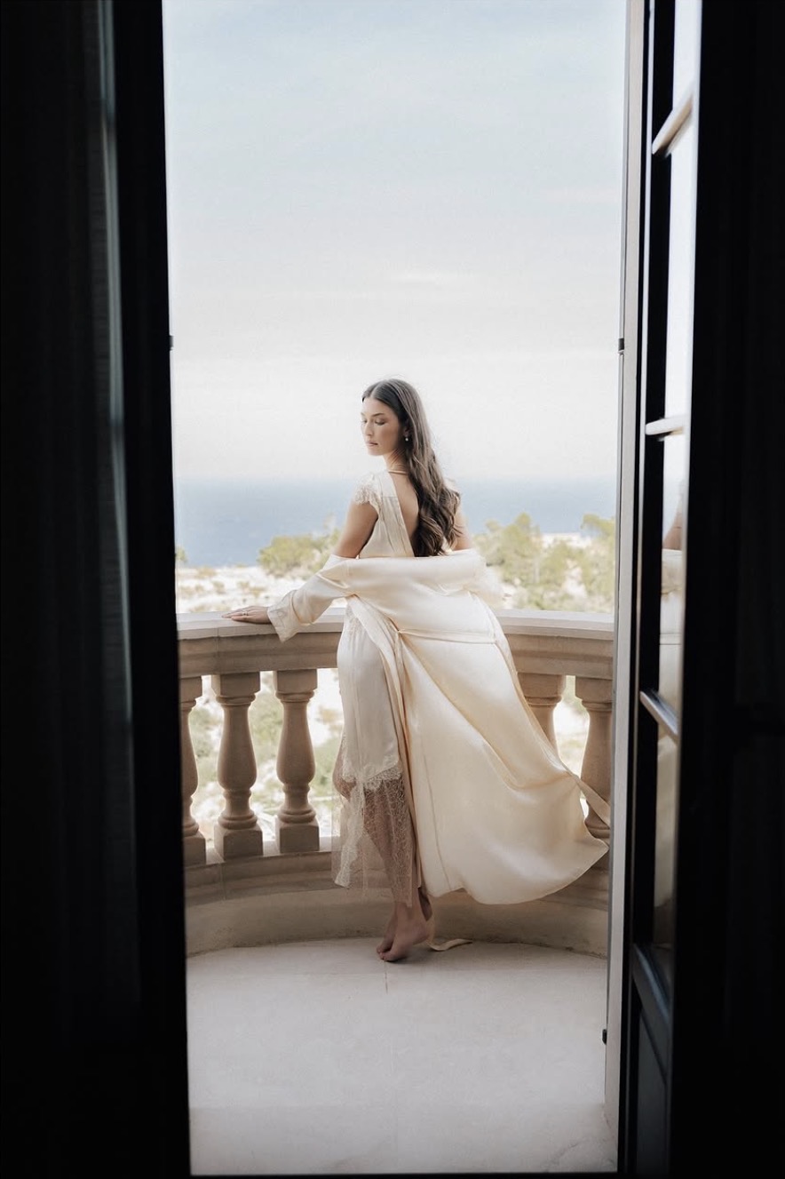 Danielle Copperman con el vestido lencero Ibiza de Théoro para la editorial de THE WED en Mallorca