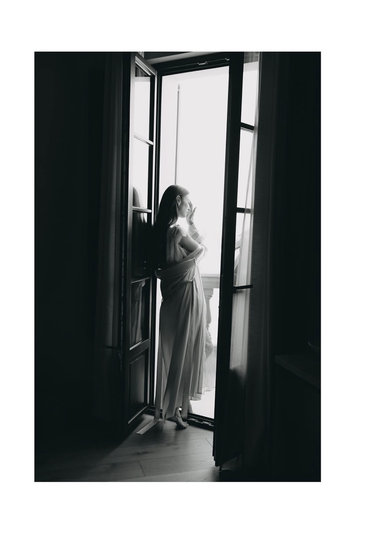 Vestido lencero de seda de Théoro Bridal modelado por Danielle Copperman en Son Bunyola