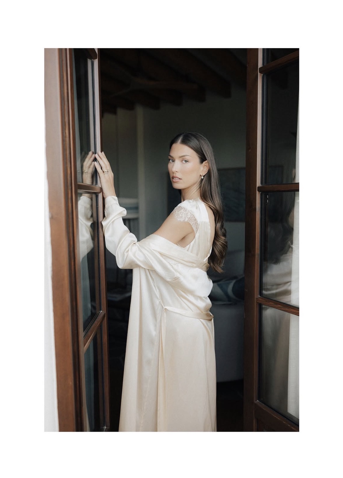 Novia de culto con vestido y bata de seda de Théoro, estilismo de Sam Ruiz It's Giving Bridal