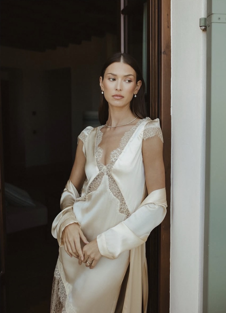 Danielle Copperman con el vestido lencero Ibiza de Théoro para la editorial de THE WED en Mallorca