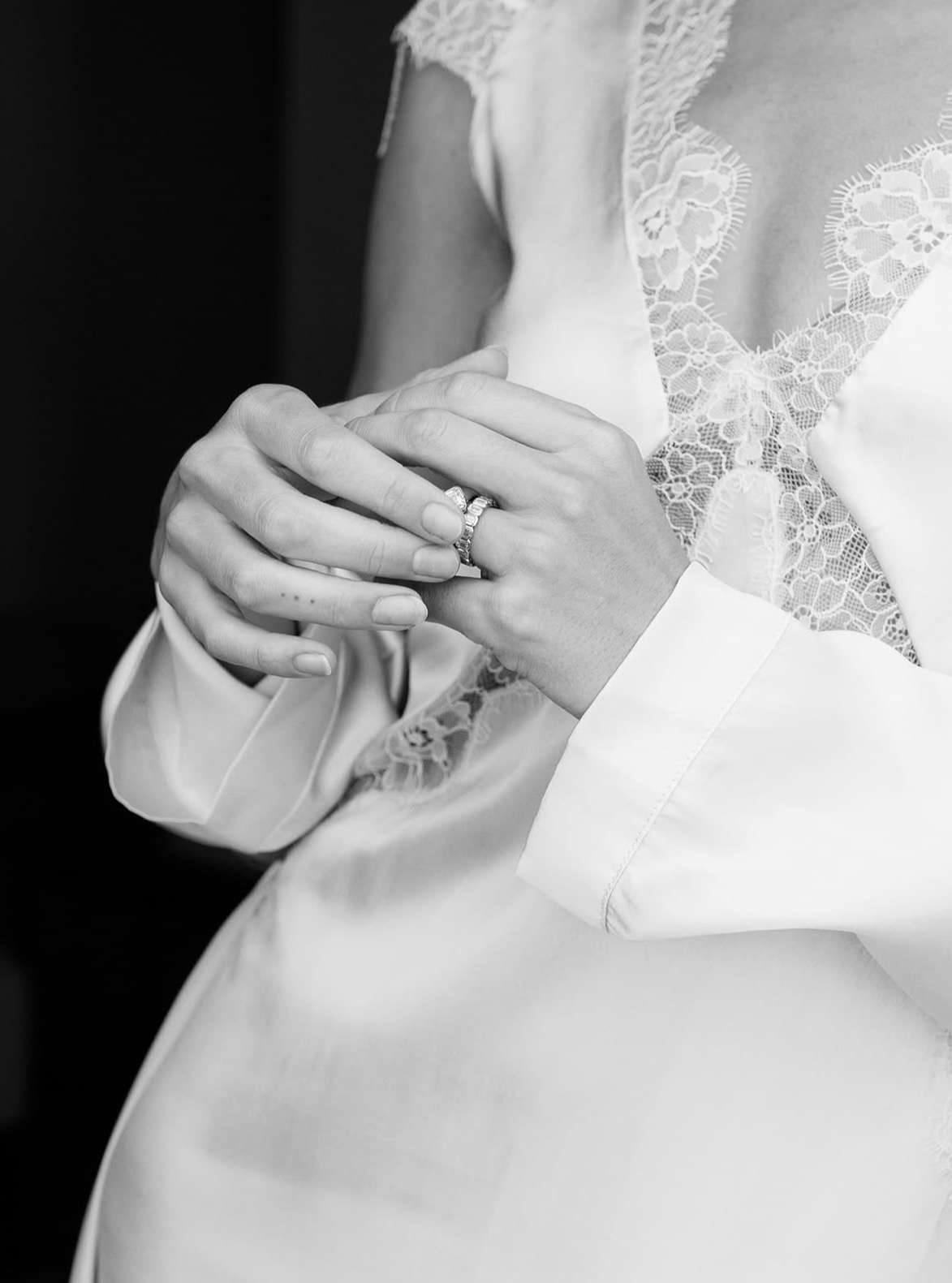 Novia de culto con vestido de seda de Théoro, estilismo de Sam Ruiz It's Giving Bridal