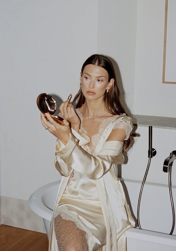 Novia de culto con vestido de seda de Théoro, estilismo de Sam Ruiz It's Giving Bridal