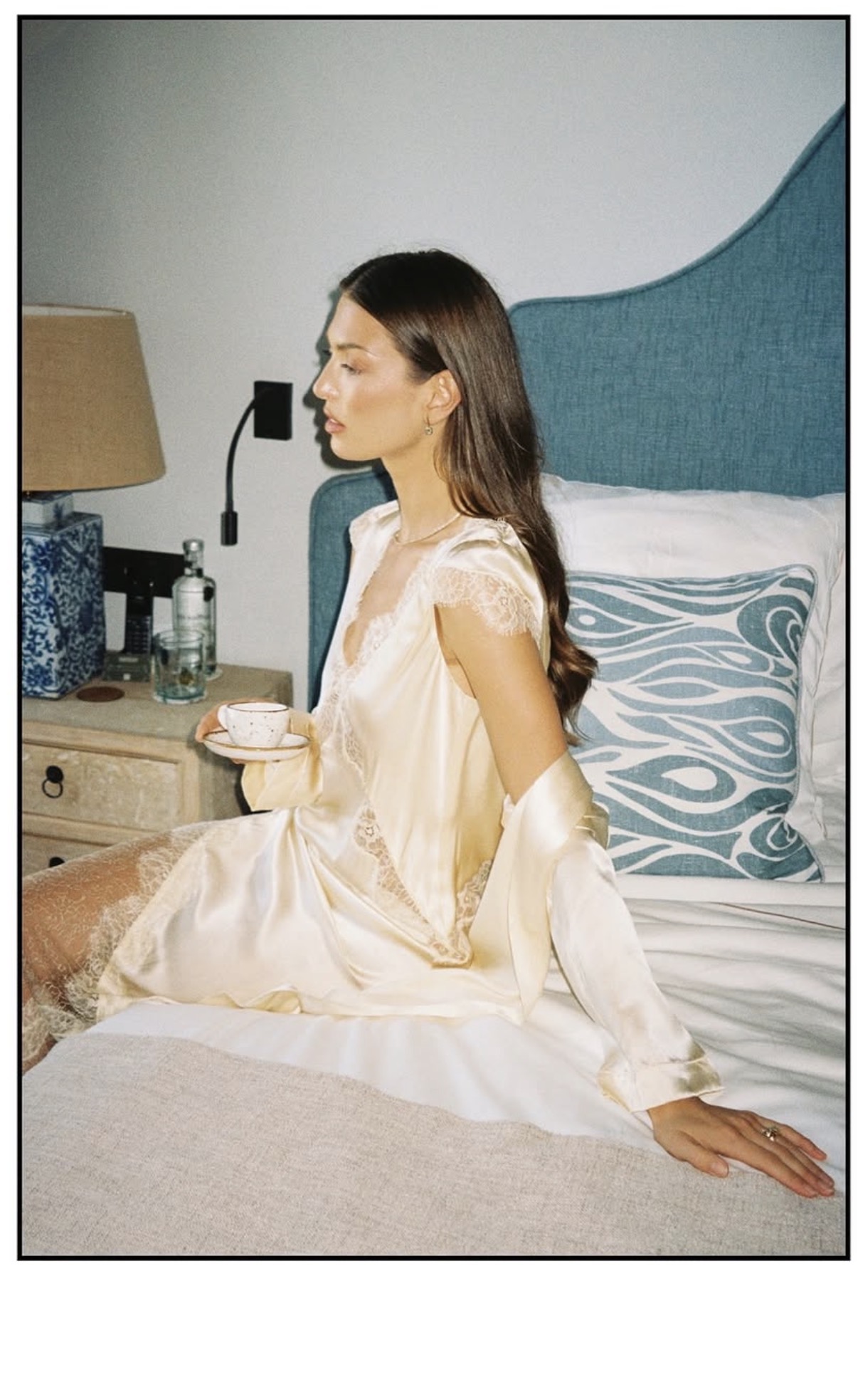 Danielle Copperman con el vestido lencero Ibiza de Théoro para la editorial de THE WED en Mallorca
