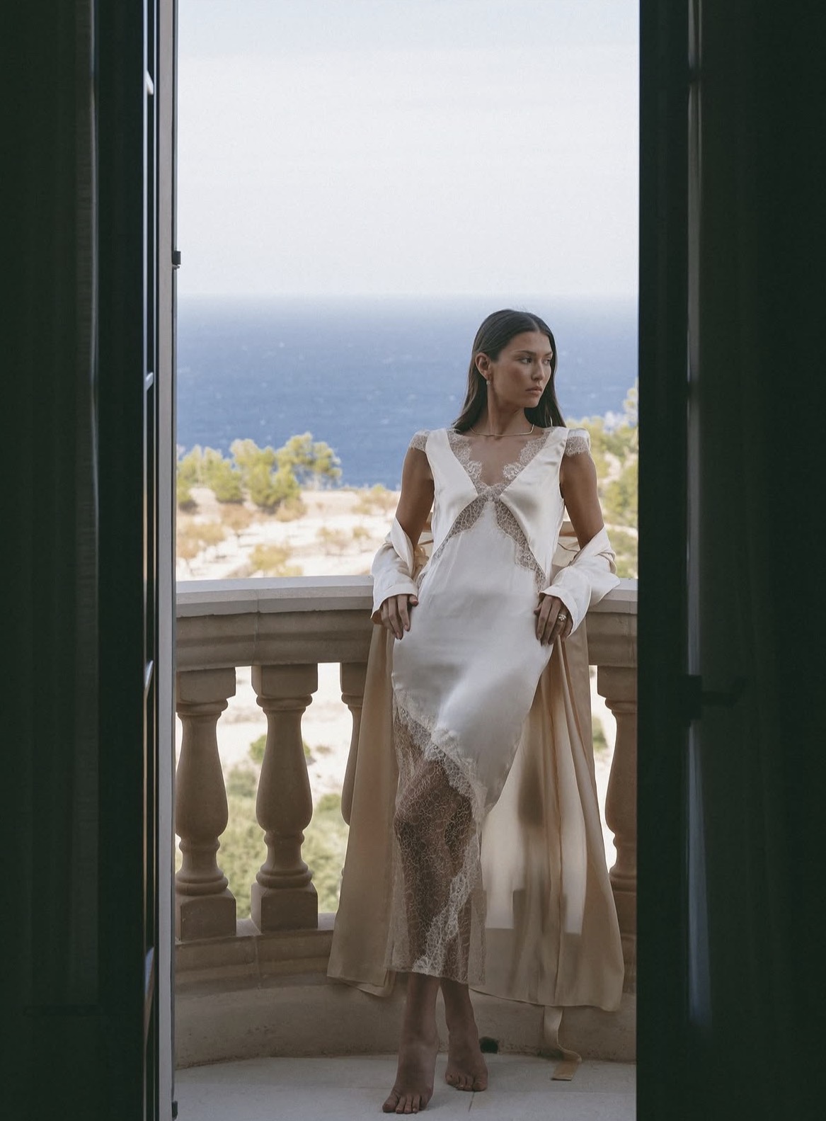 Danielle Copperman con el vestido lencero Ibiza de Théoro para la editorial de THE WED en Mallorca