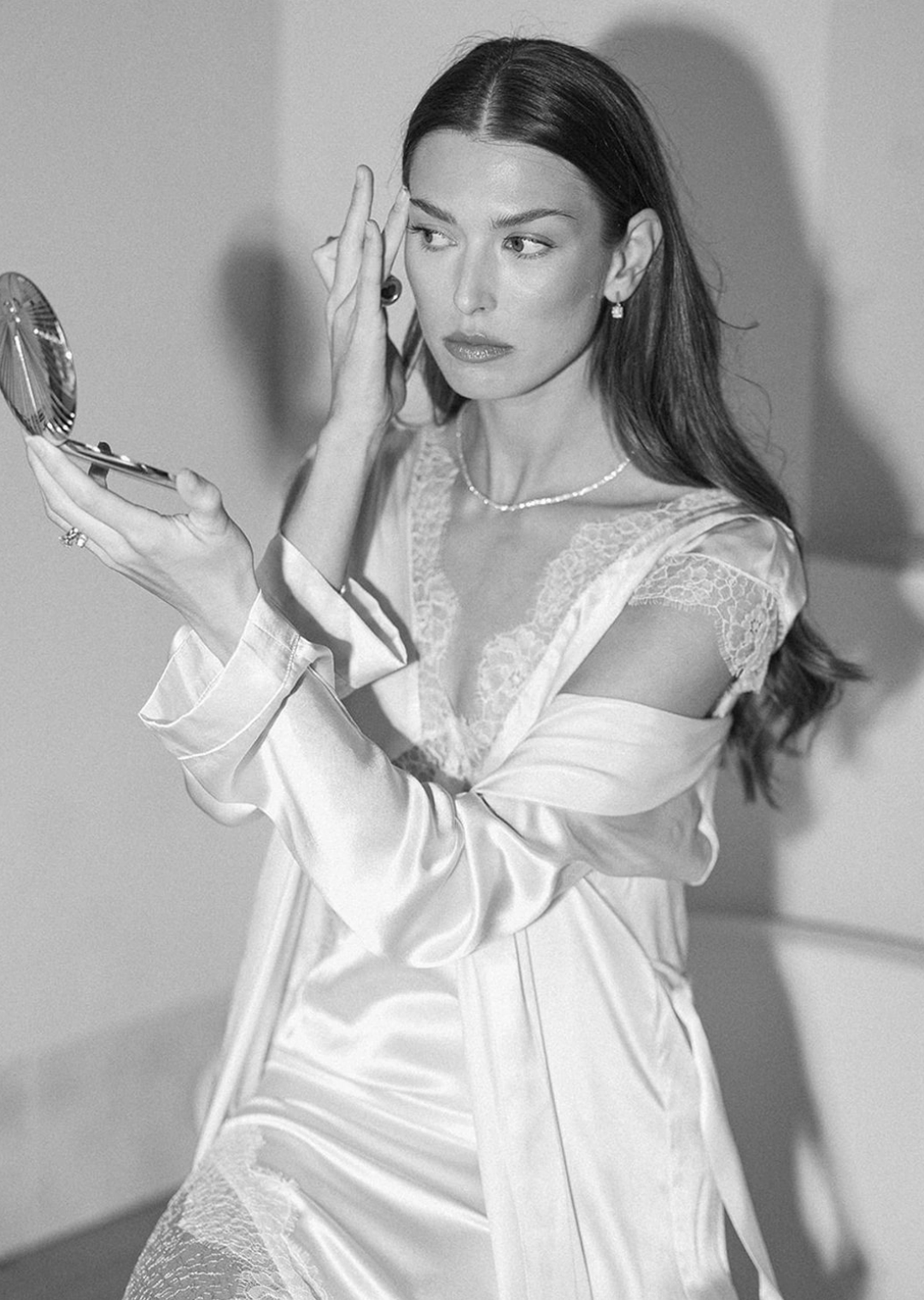 Danielle Copperman con el vestido lencero Ibiza de Théoro para la editorial de THE WED en Mallorca